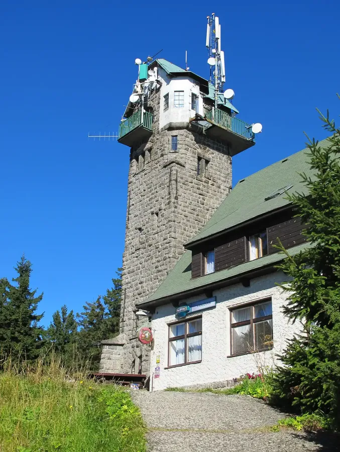 Kamenná rozhledna Královka s restaurací nad Janovem nad Nisou